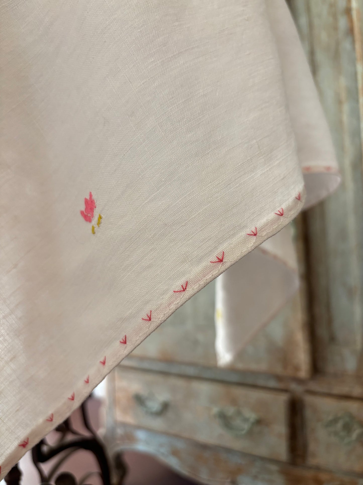 MANTEL LINO  ANTIGUO BORDADO A MANO.