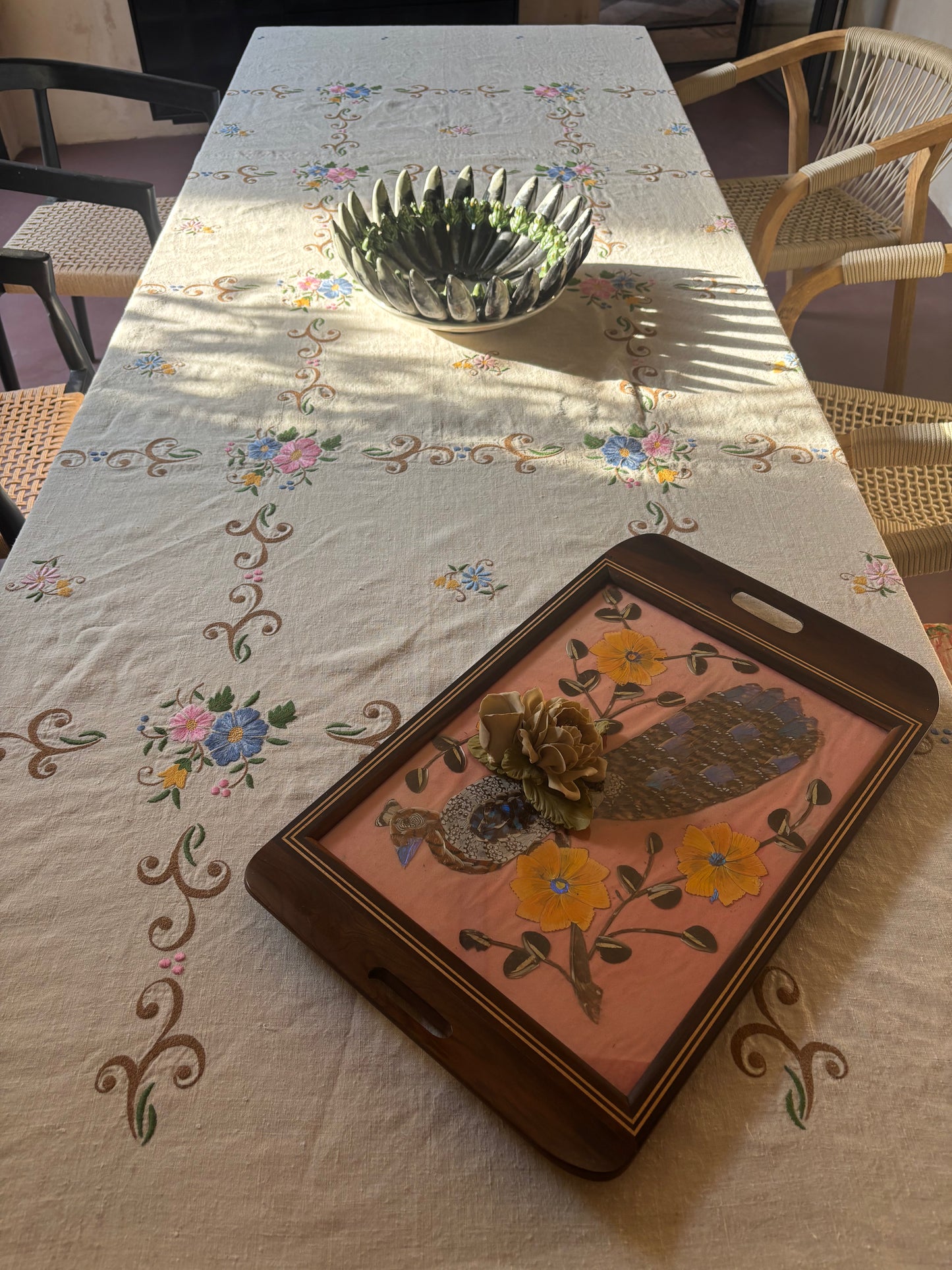 MANTEL LINO ANTIGUO BORDADO A MANO GRAN TAMAÑO.