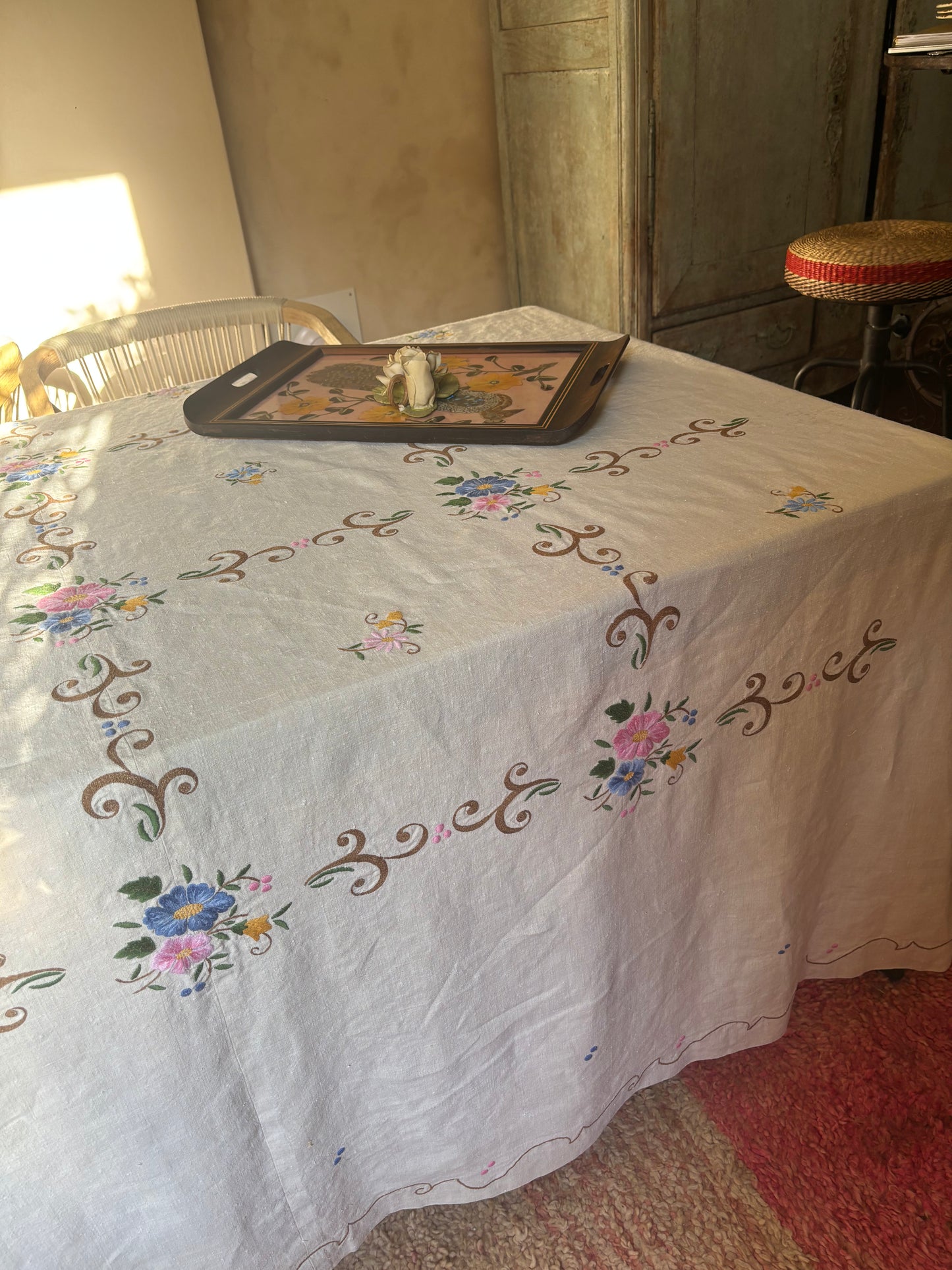 MANTEL LINO ANTIGUO BORDADO A MANO GRAN TAMAÑO.