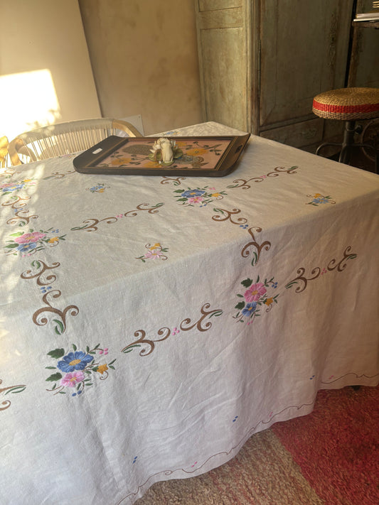 MANTEL LINO ANTIGUO BORDADO A MANO GRAN TAMAÑO.