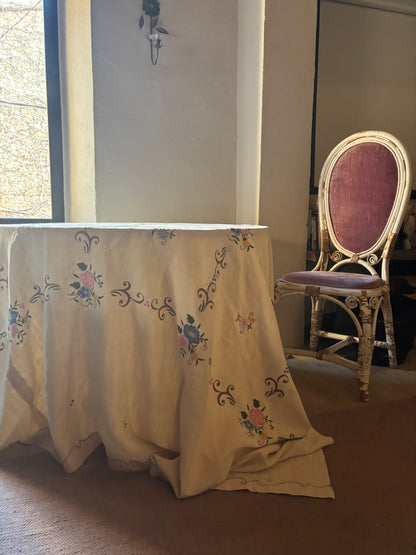 MANTEL LINO ANTIGUO BORDADO A MANO GRAN TAMAÑO.