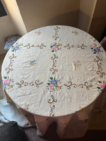MANTEL LINO ANTIGUO BORDADO A MANO GRAN TAMAÑO.