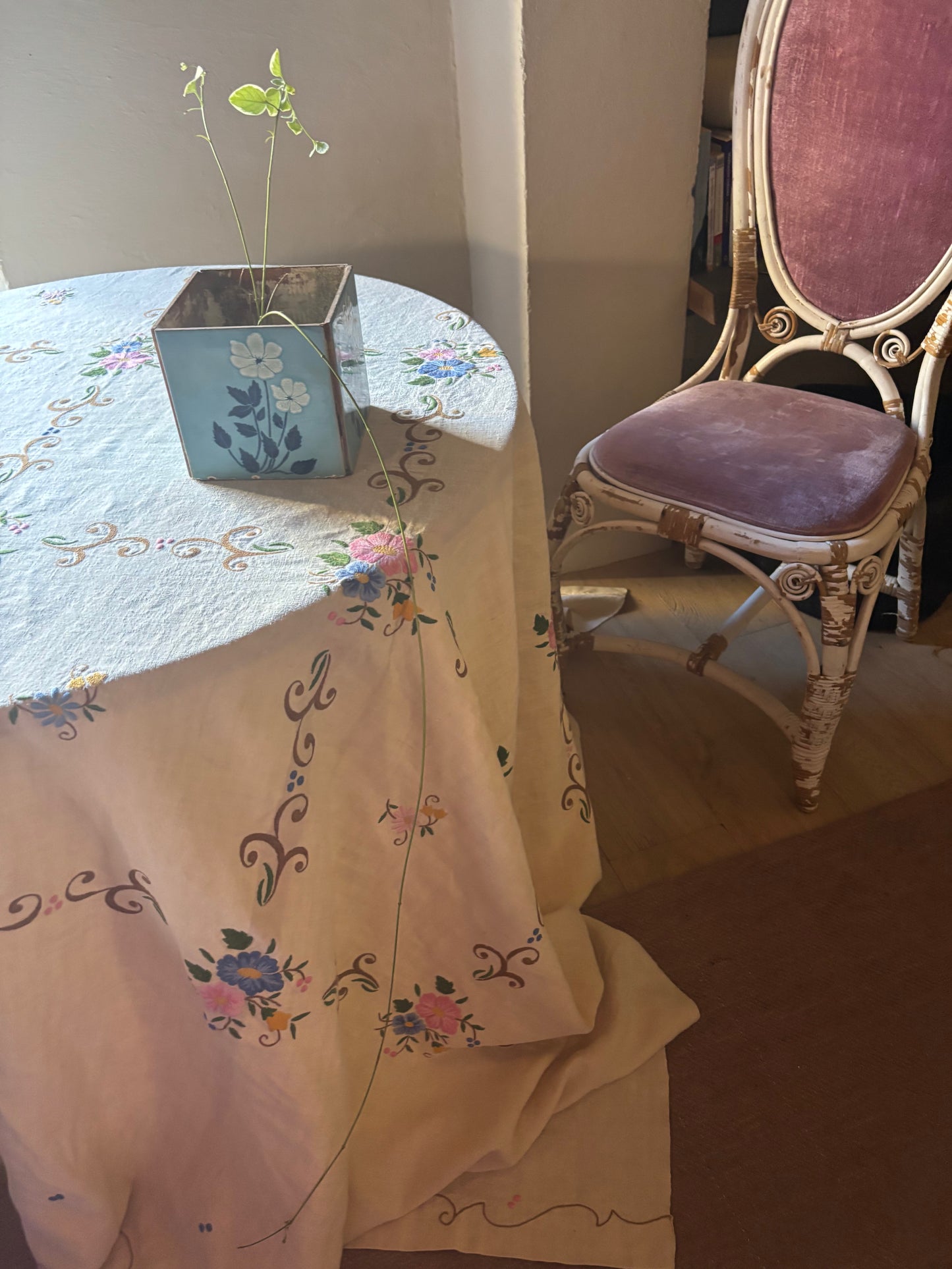 MANTEL LINO ANTIGUO BORDADO A MANO GRAN TAMAÑO.