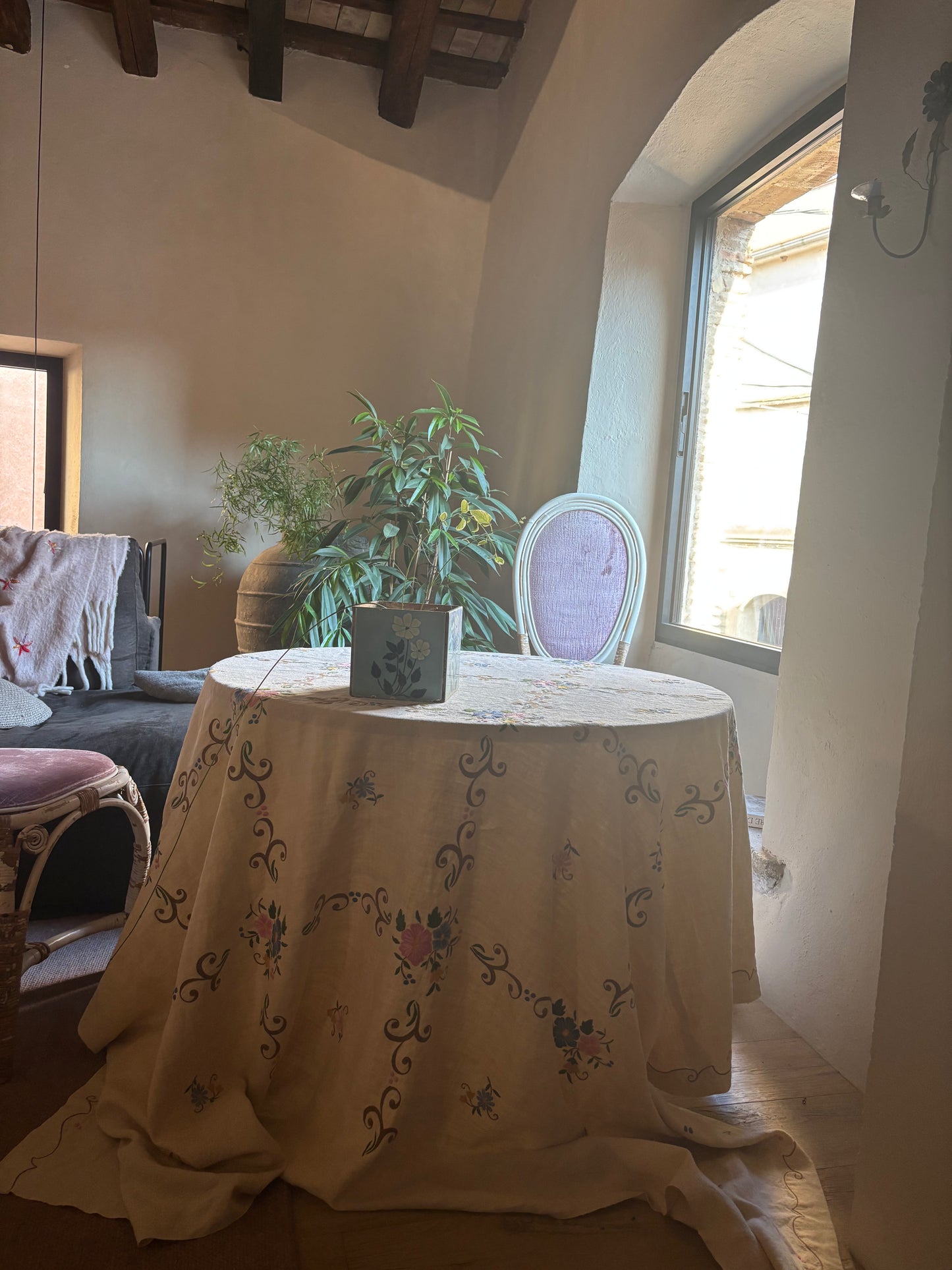 MANTEL LINO ANTIGUO BORDADO A MANO GRAN TAMAÑO.