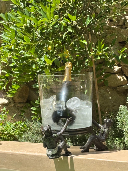 CUBITERA DE CRISTAL CON FIGURAS EN BRONCE.