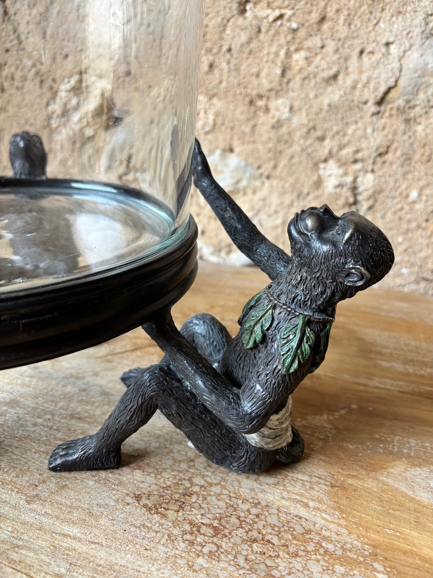 CUBITERA DE CRISTAL CON FIGURAS EN BRONCE.