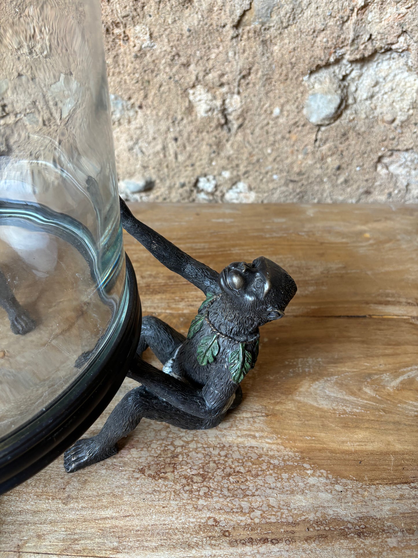 CUBITERA DE CRISTAL CON FIGURAS EN BRONCE.