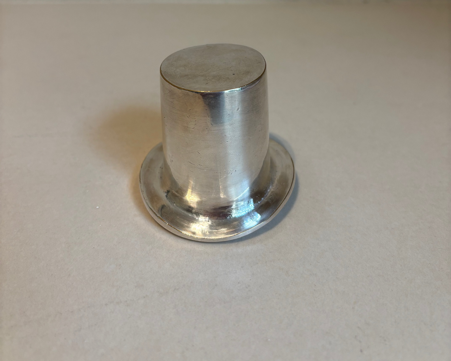 ABREBOTELLAS VINTAGE SOMBRERO DE COPA "ALMAZAN"