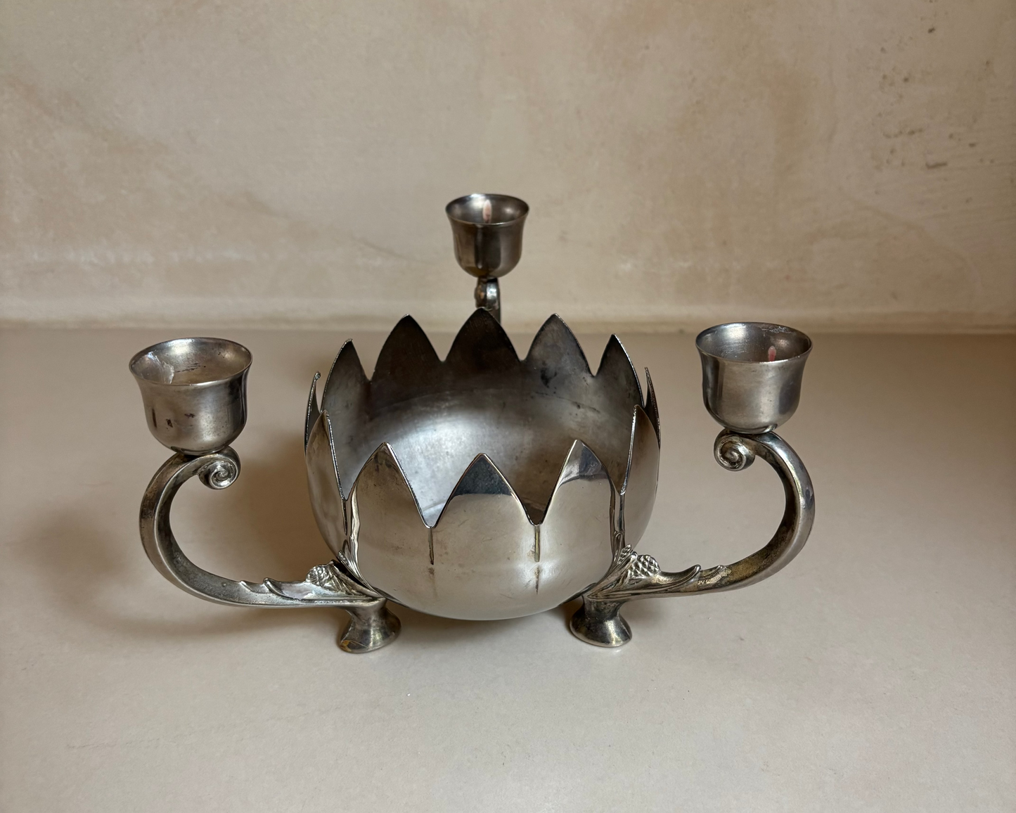 ANTIGUO CANDELABRO DE 3 PORTAVELAS EN METAL PLATEADO.