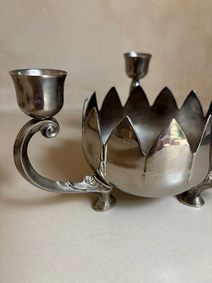 ANTIGUO CANDELABRO DE 3 PORTAVELAS EN METAL PLATEADO.