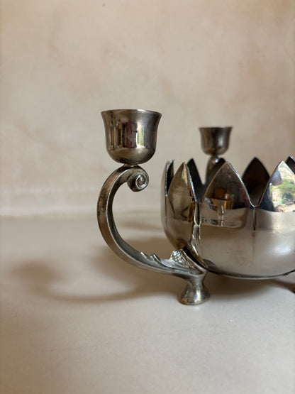 ANTIGUO CANDELABRO DE 3 PORTAVELAS EN METAL PLATEADO.