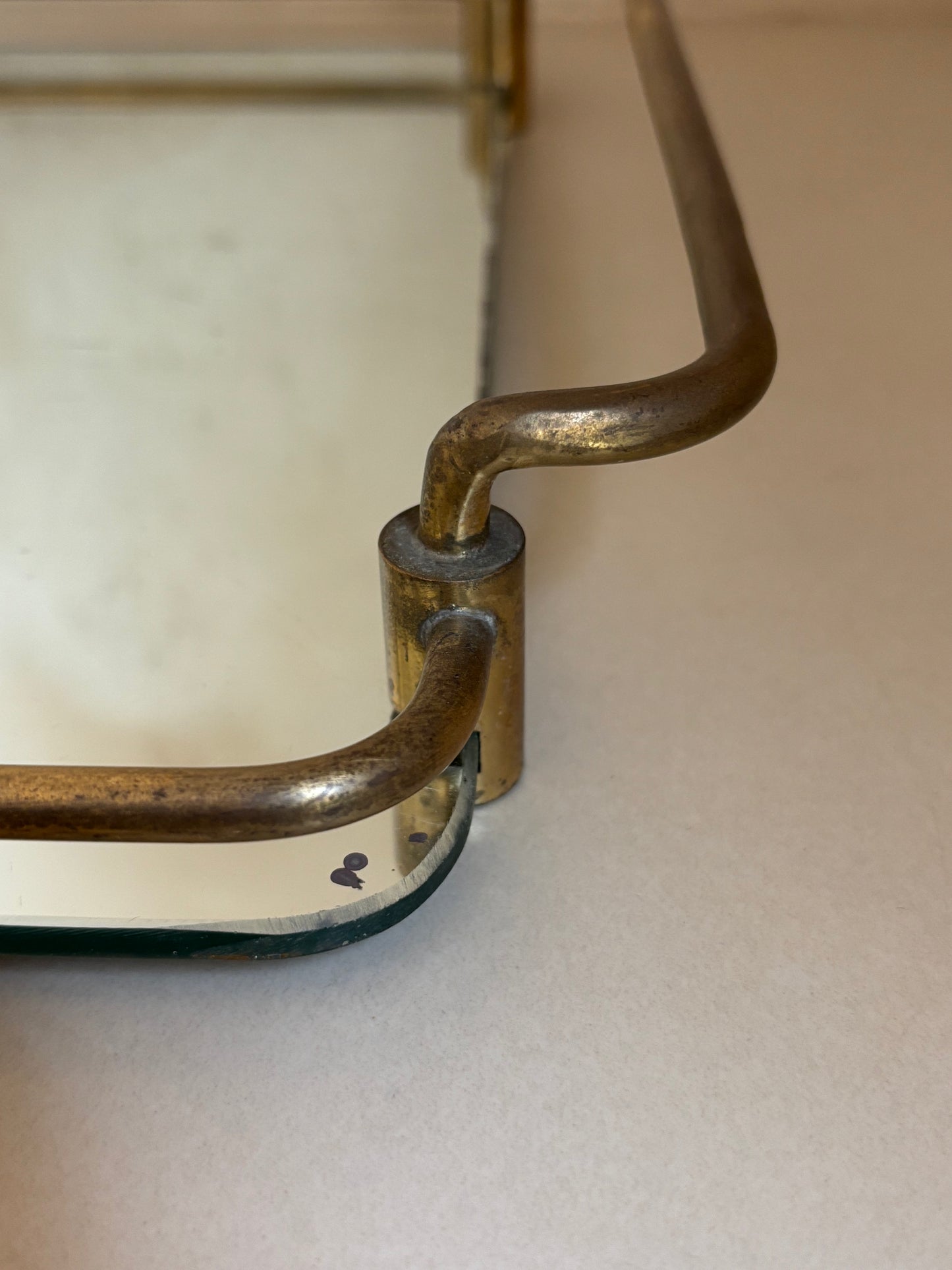 BANDEJA ANTIGUA DE BRONCE CON ESPEJO.