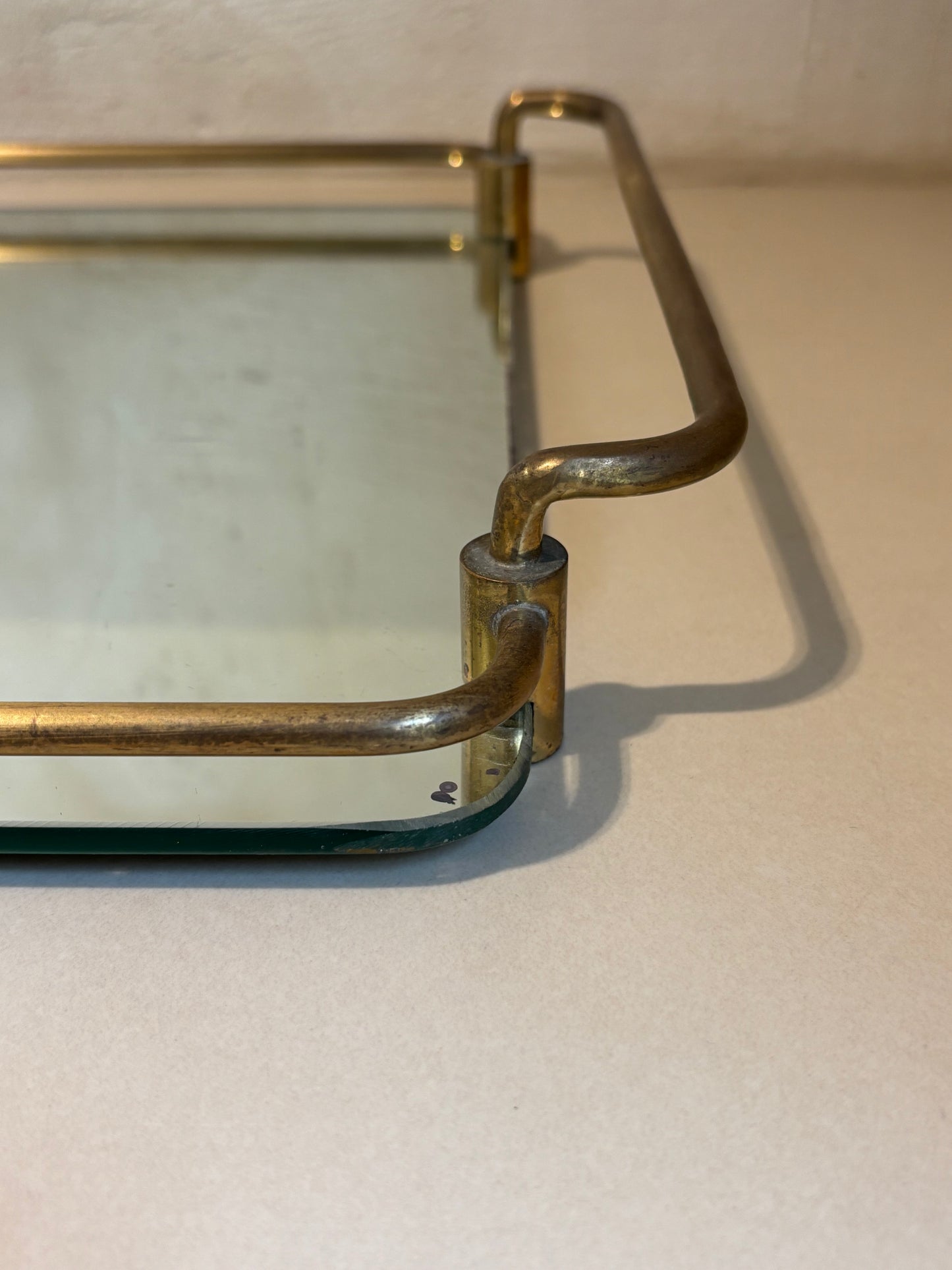 BANDEJA ANTIGUA DE BRONCE CON ESPEJO.