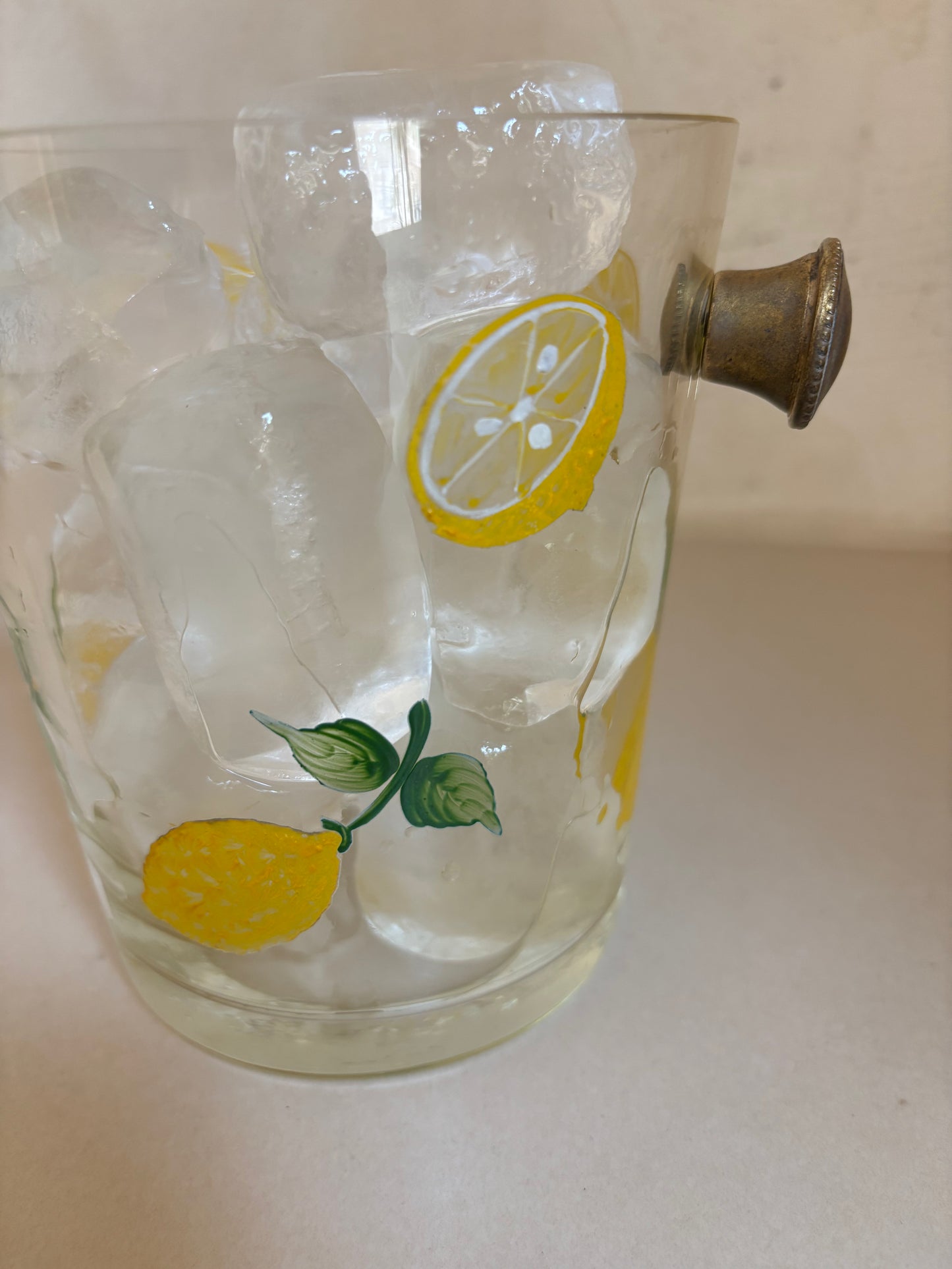 CUBITERA VINTAGE CRISTAL Y ASAS DE LATÓN.