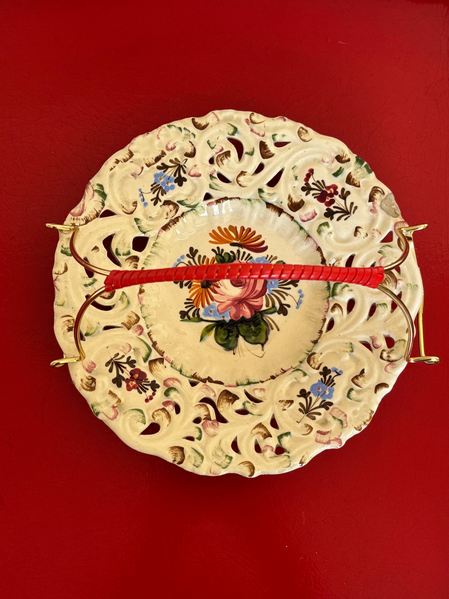 CESTA-PLATO VINTAGE DE MAYÓLICA CON ASA.