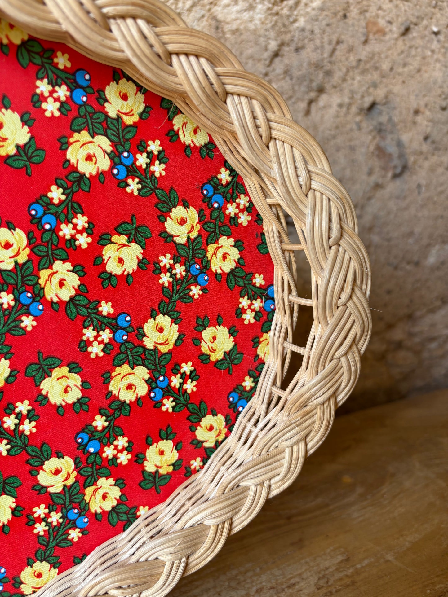 BANDEJA VINTAGE DE MIMBRE.