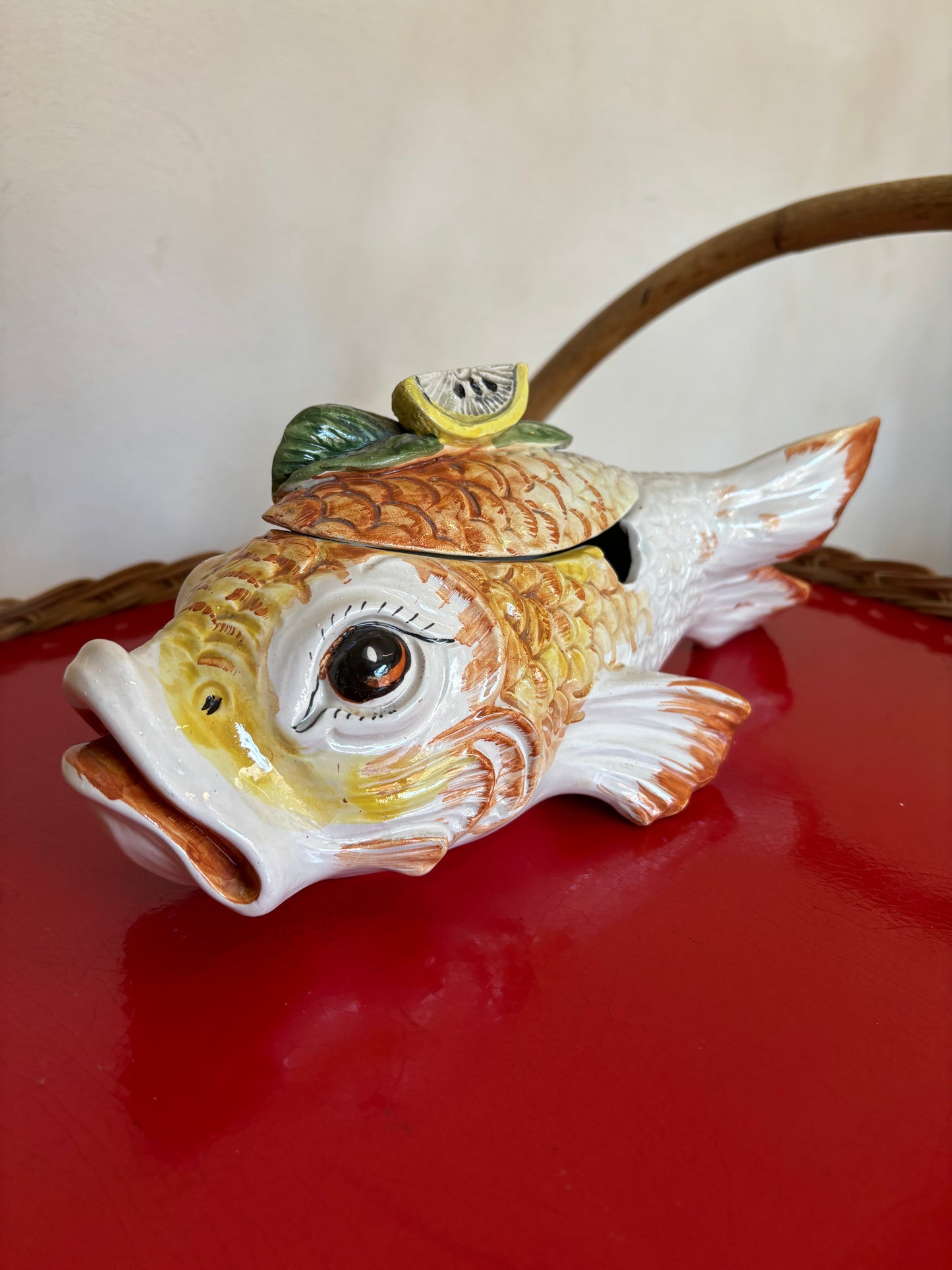 ANTIGUA SALSERA EN CERAMICA FORMA DE PEZ.