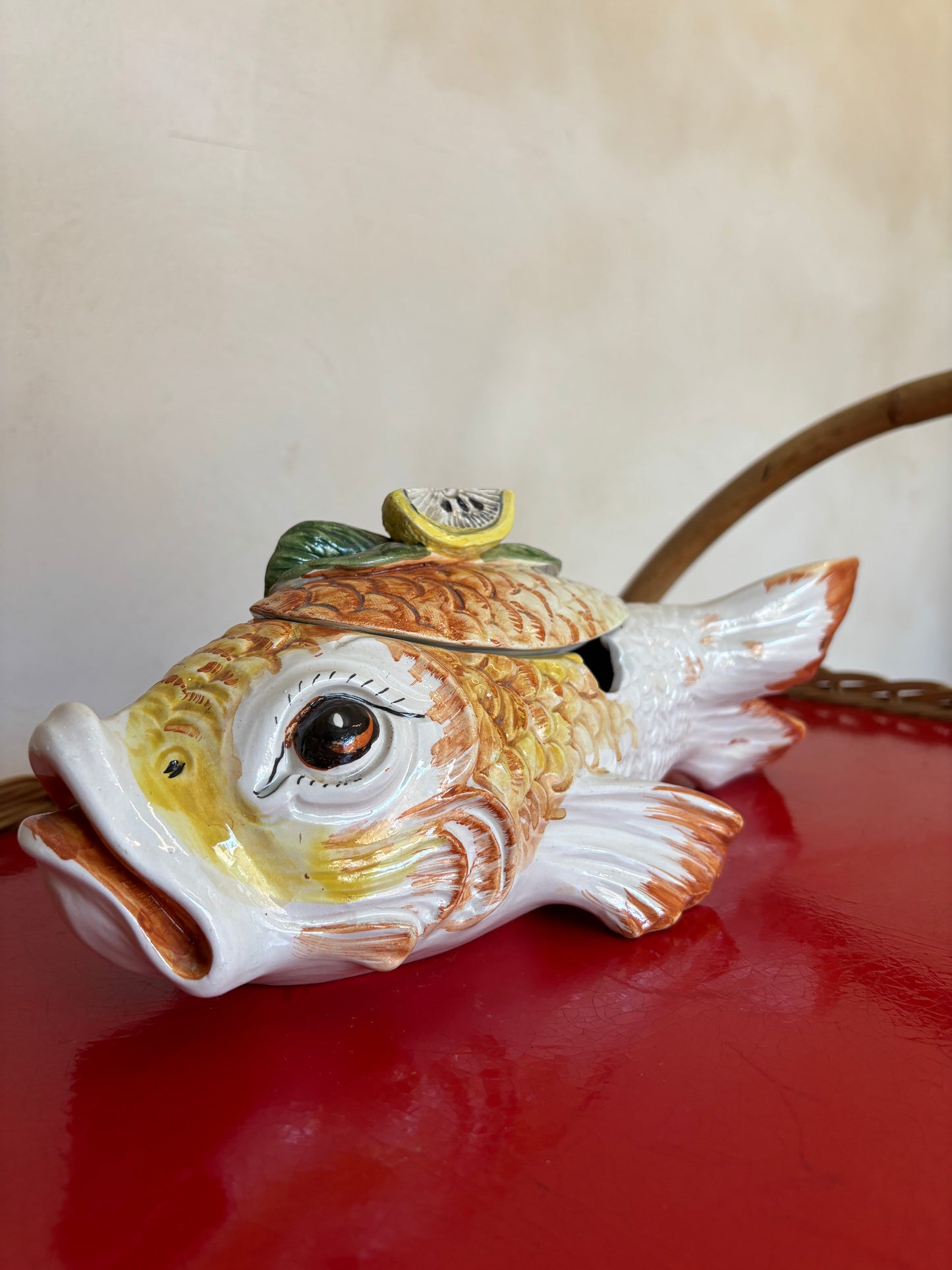 ANTIGUA SALSERA EN CERAMICA FORMA DE PEZ.