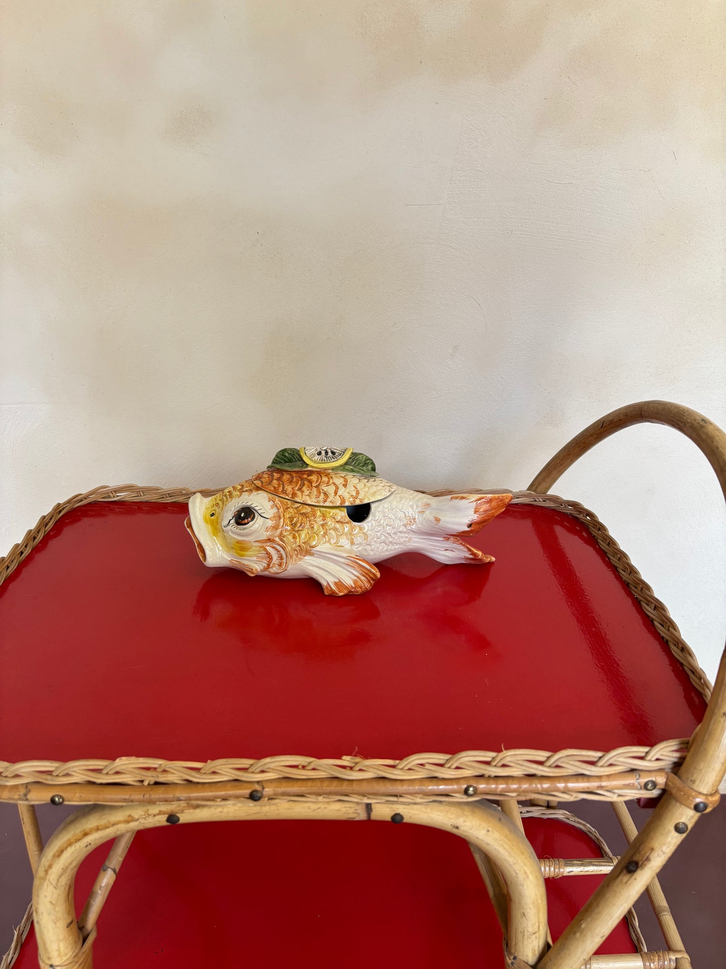 ANTIGUA SALSERA EN CERAMICA FORMA DE PEZ.