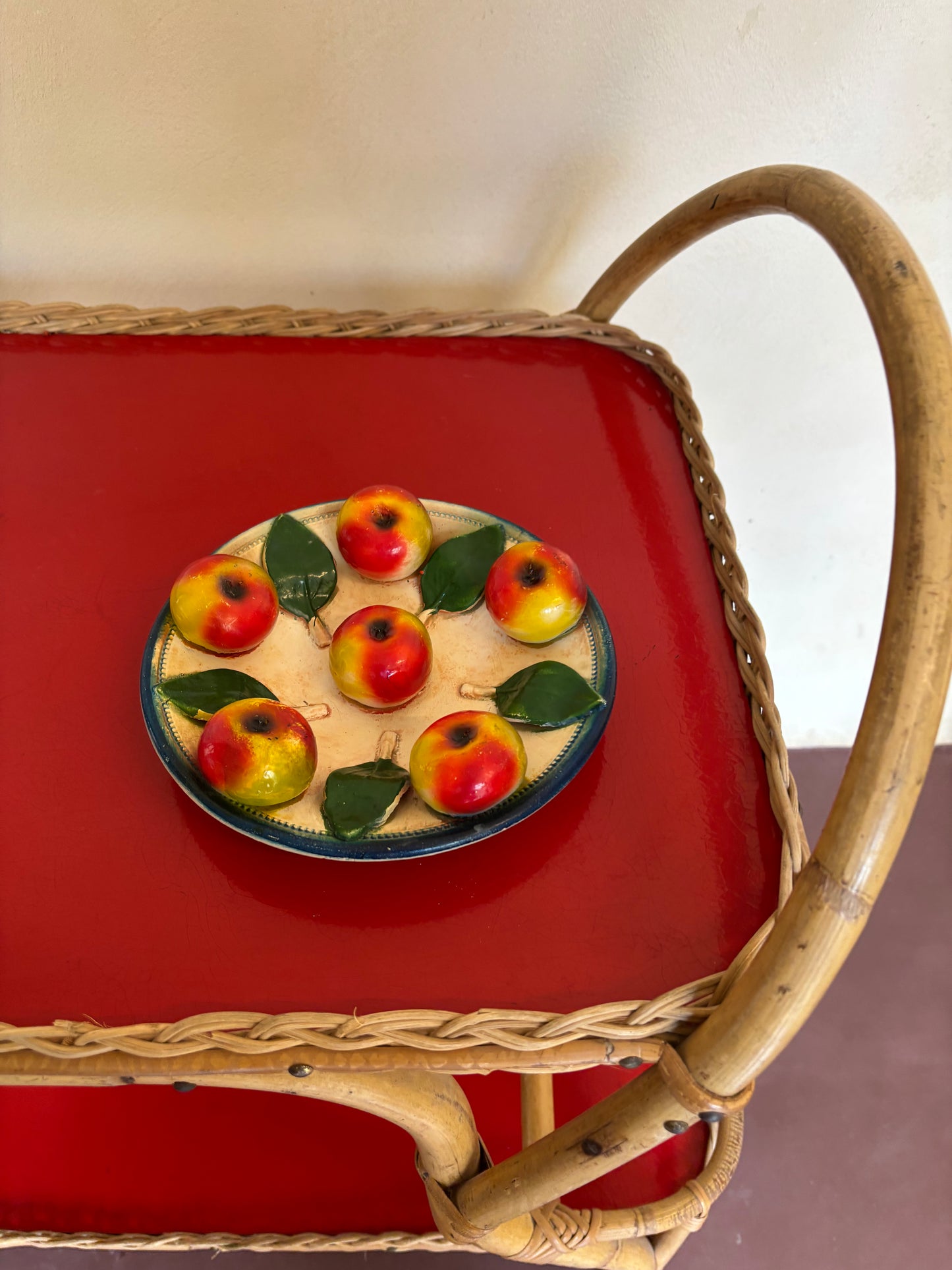 PLATO ANTIGUO FIGURATIVO RELIEVE.