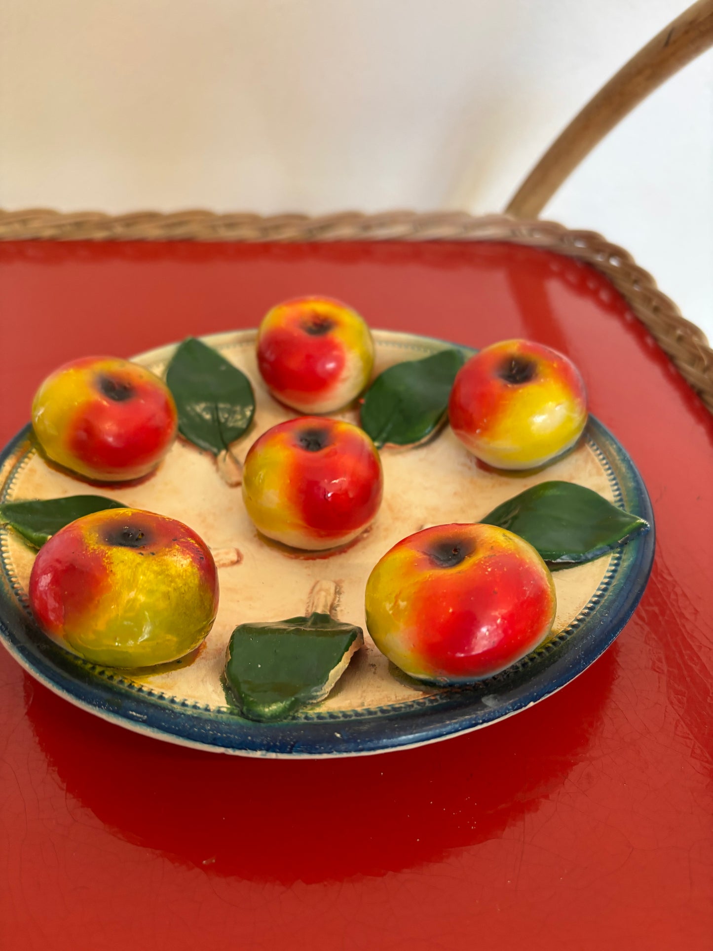 PLATO ANTIGUO FIGURATIVO RELIEVE.