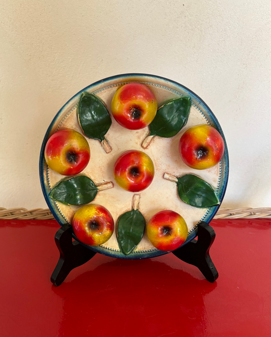 PLATO ANTIGUO FIGURATIVO RELIEVE.