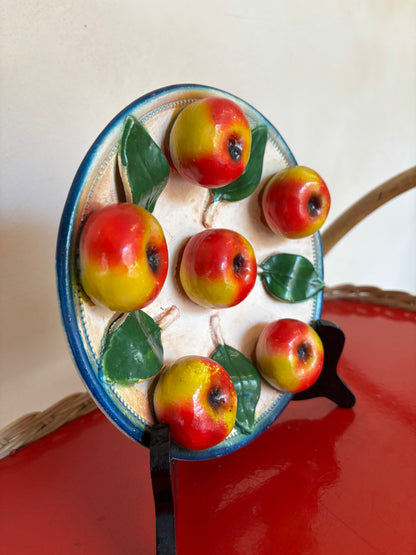 PLATO ANTIGUO FIGURATIVO RELIEVE.