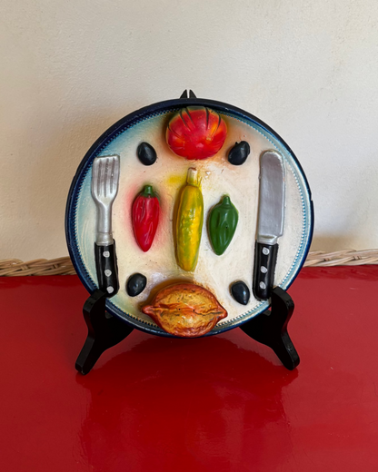 PLATO ANTIGUO FIGURATIVO RELIEVE.