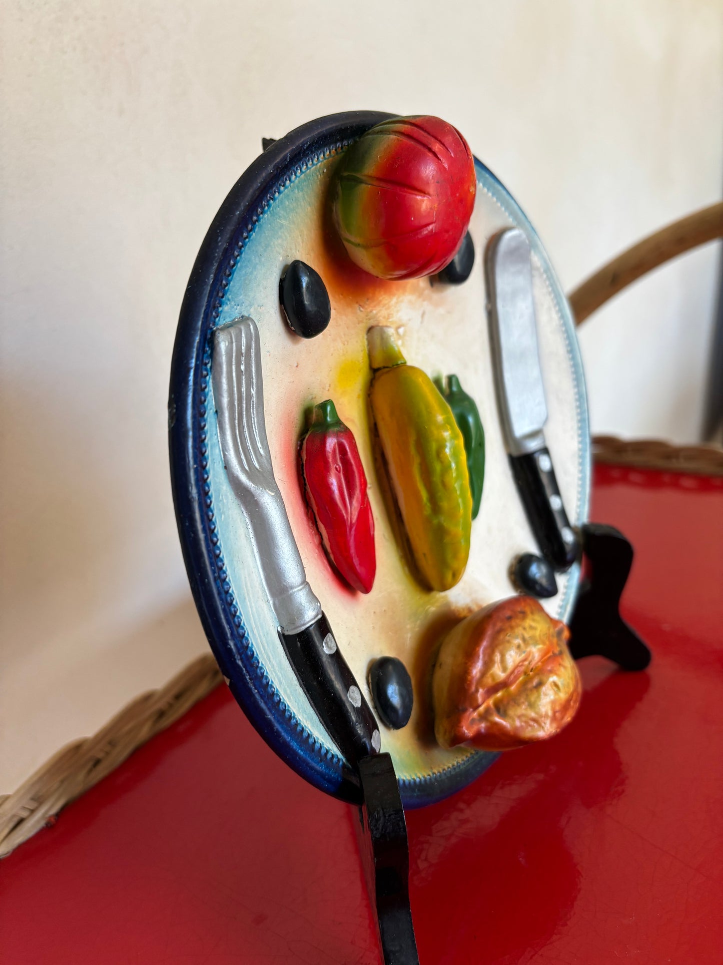 PLATO ANTIGUO FIGURATIVO RELIEVE.