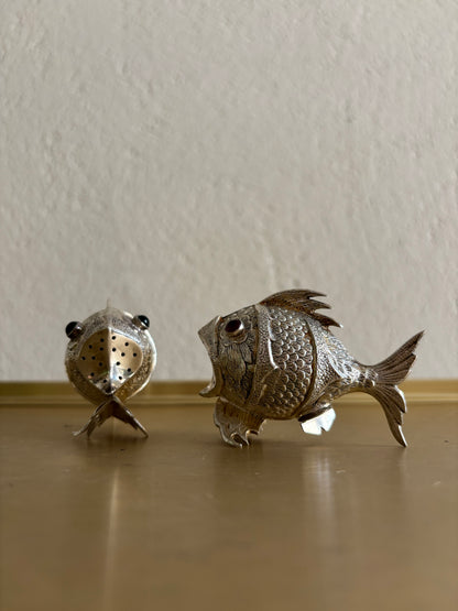 JUEGO DE SALERO Y PIMENTERO VINTAGE, BAÑO PLATA.