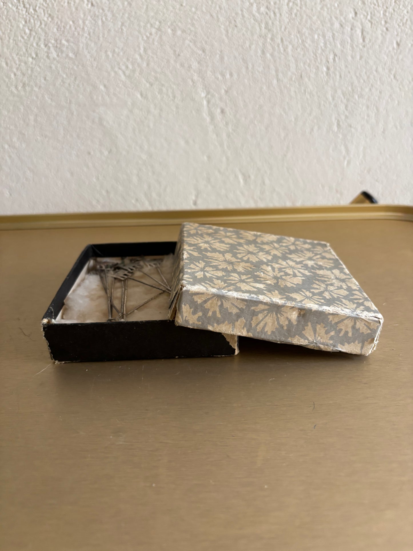 JUEGO DE 7 PINCHOS EN METAL CON FIGURAS DE ALPACAS.