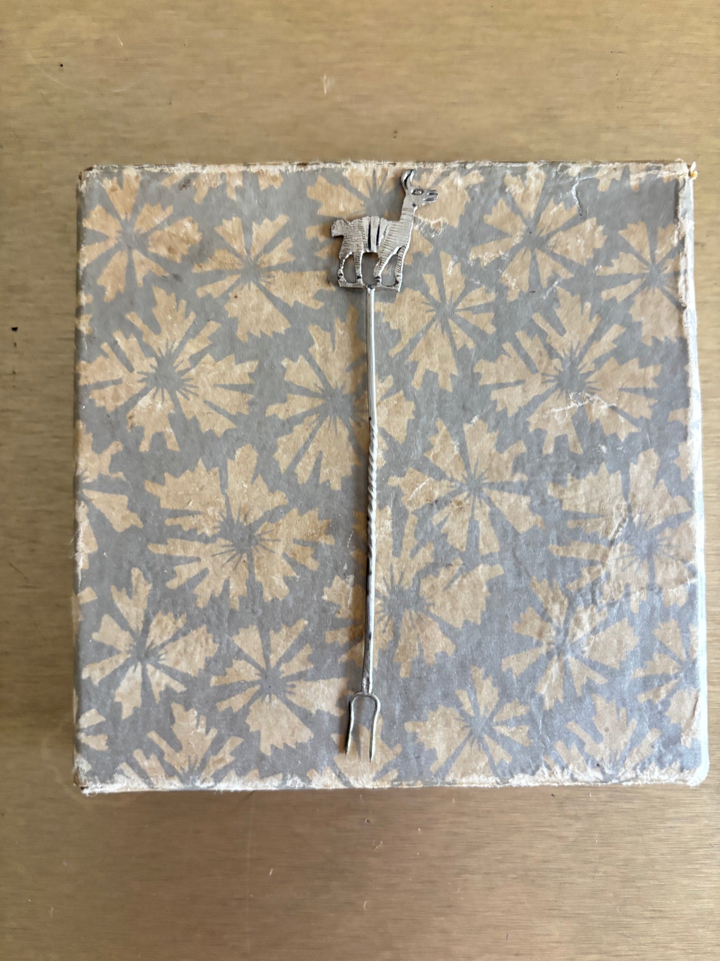 JUEGO DE 7 PINCHOS EN METAL CON FIGURAS DE ALPACAS.