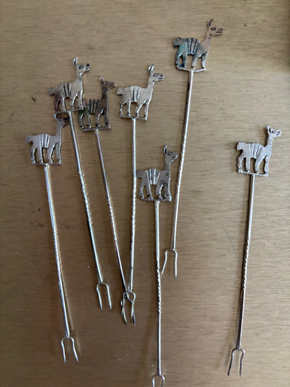 JUEGO DE 7 PINCHOS EN METAL CON FIGURAS DE ALPACAS.