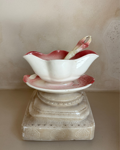 SET DE SALSERA Y CUCHARÓN EN LOZA.