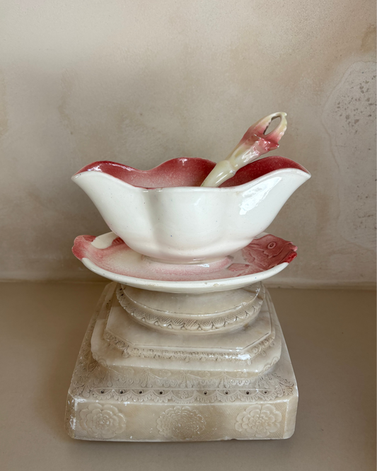 SET DE SALSERA Y CUCHARÓN EN LOZA.