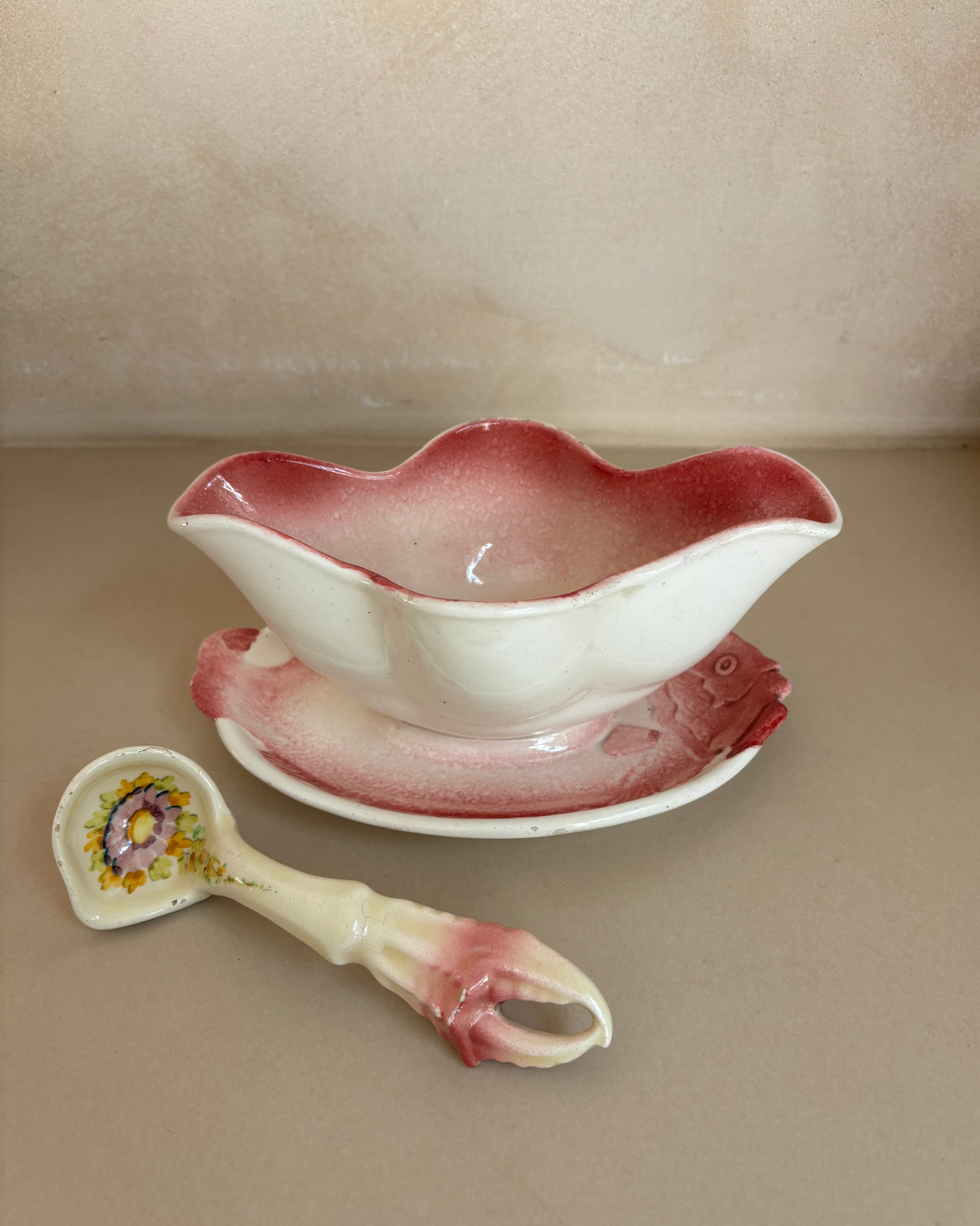 SET DE SALSERA Y CUCHARÓN EN LOZA.