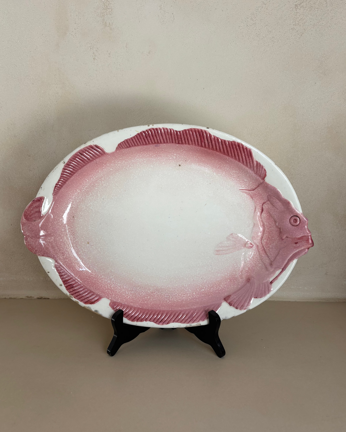 FUENTE DE LOZA EN FORMA DE PEZ PRINCIPIOS SIGLO XX.