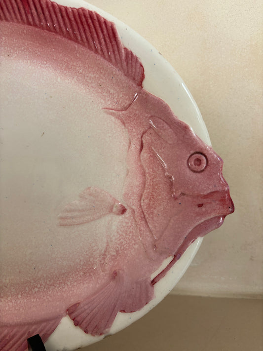 FUENTE DE LOZA EN FORMA DE PEZ PRINCIPIOS SIGLO XX.