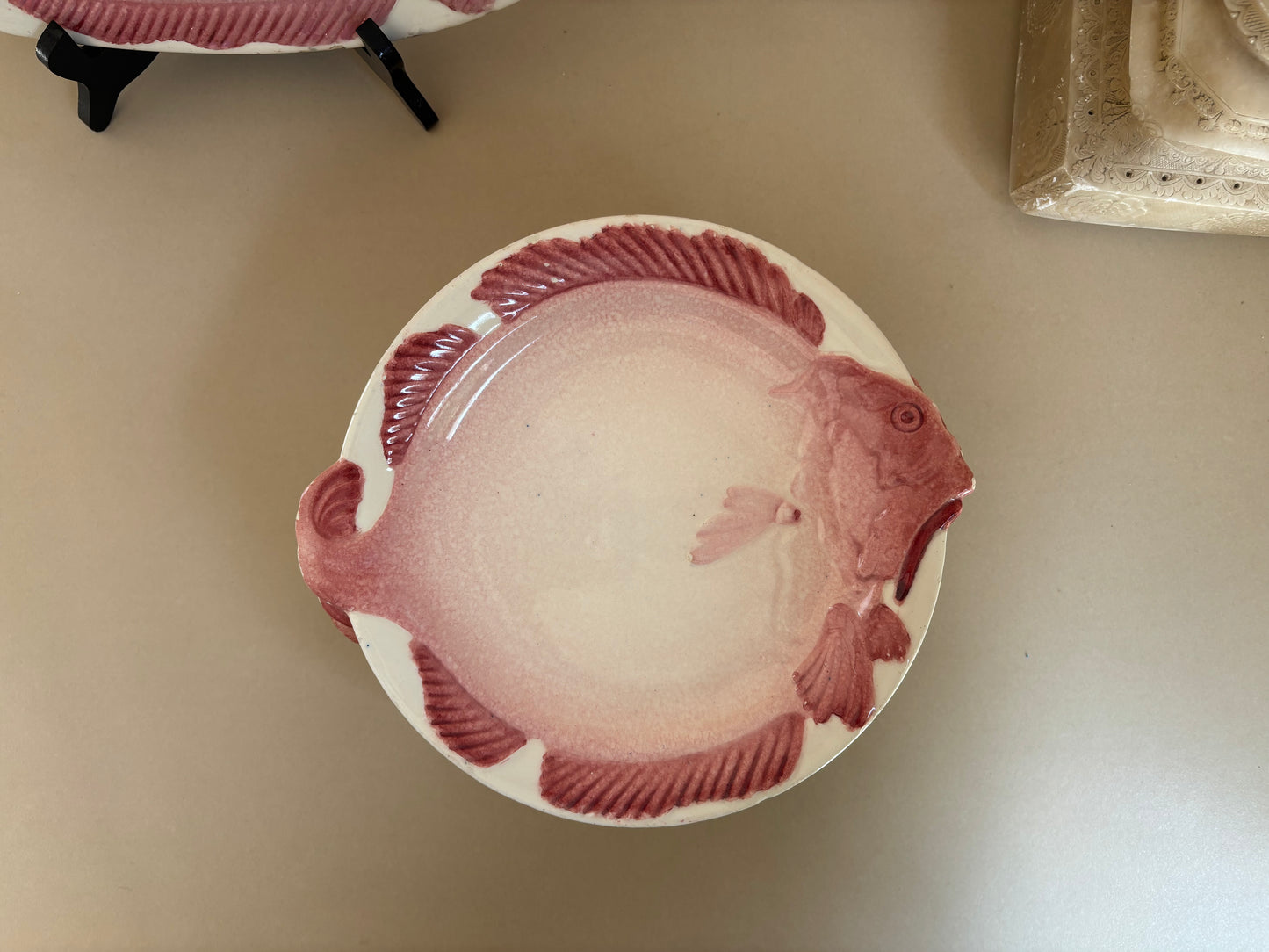 PLATOS EN CERAMICA ESMALTADA DE MANISES.