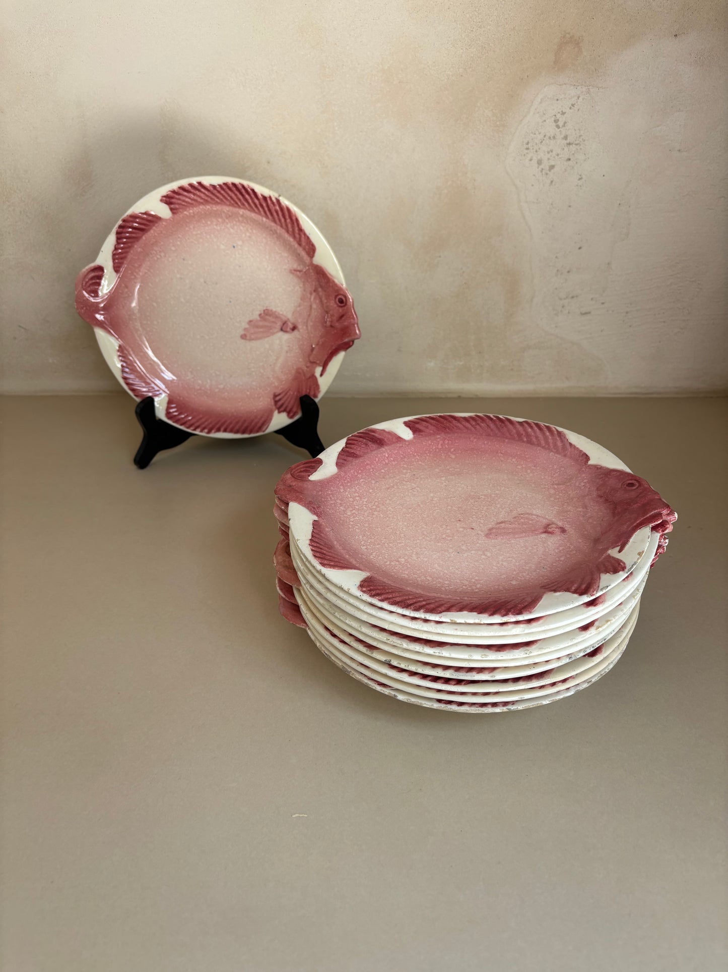 PLATOS EN CERAMICA ESMALTADA DE MANISES.