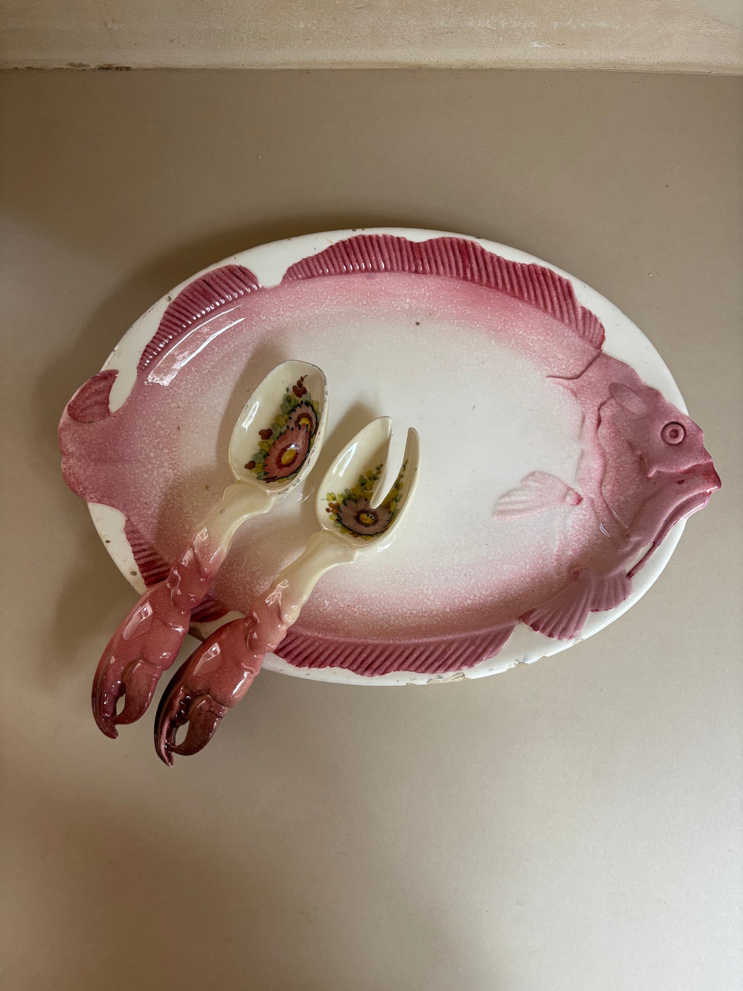 FUENTE DE LOZA EN FORMA DE PEZ PRINCIPIOS SIGLO XX.