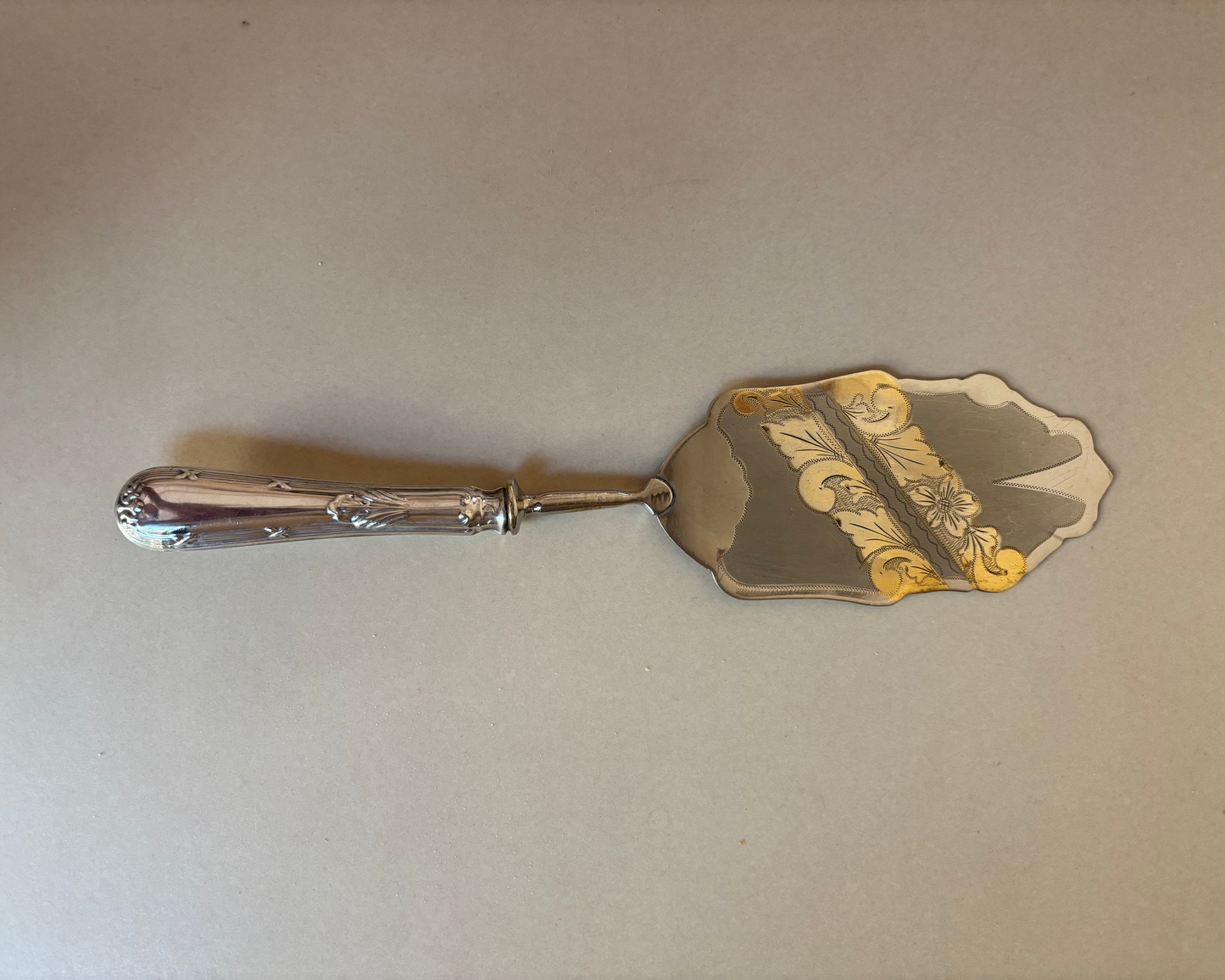 ESPATULA ANTIGUA PARA SERVIR  TARTAS.