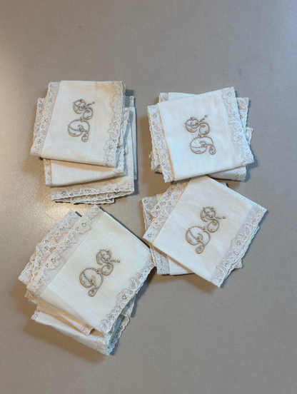 JUEGO DE 12 SERVILLETAS DE LINO  BORDADAS.