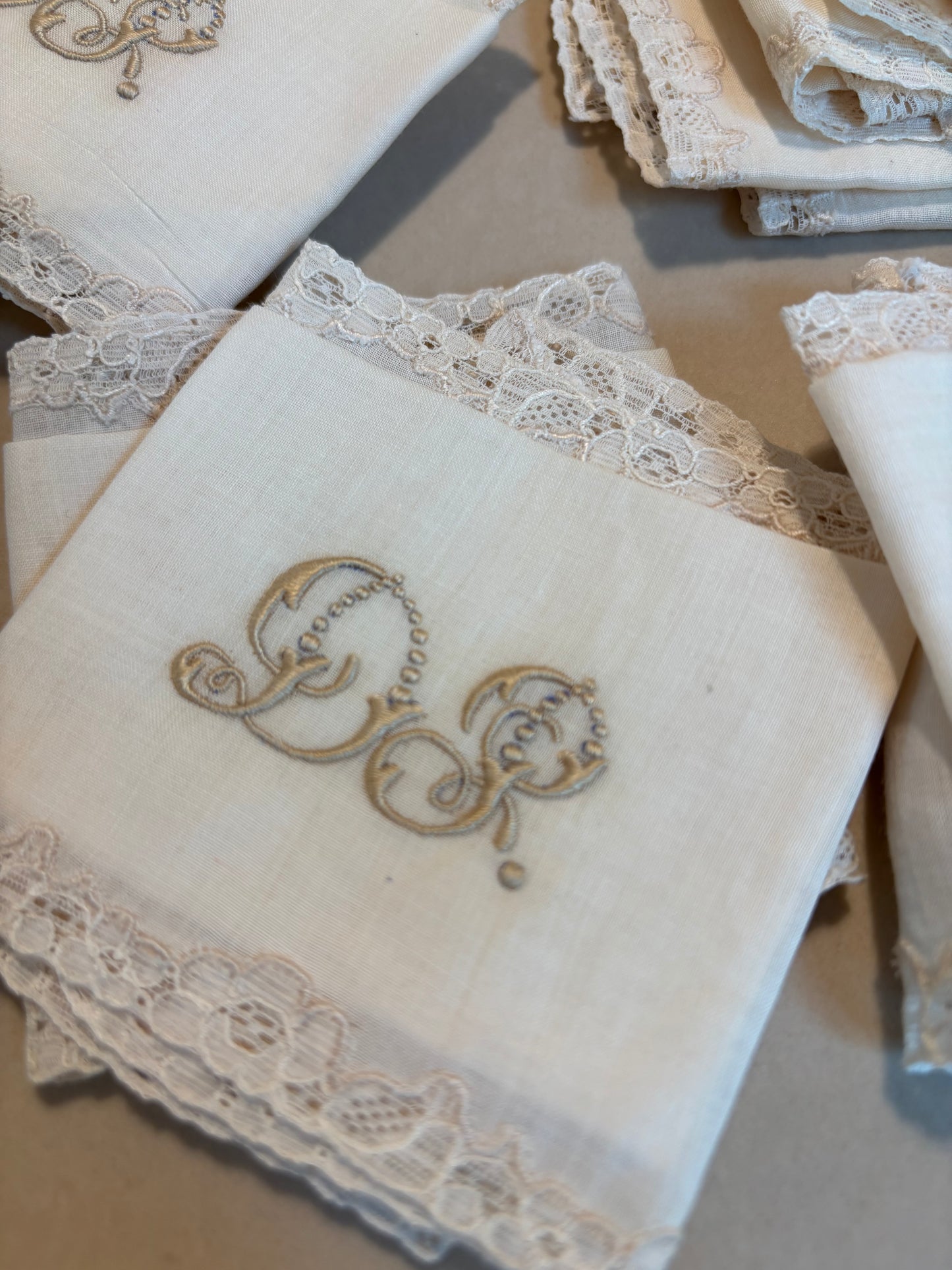 JUEGO DE 12 SERVILLETAS DE LINO  BORDADAS.