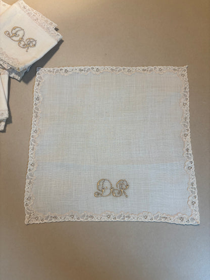 JUEGO DE 12 SERVILLETAS DE LINO  BORDADAS.