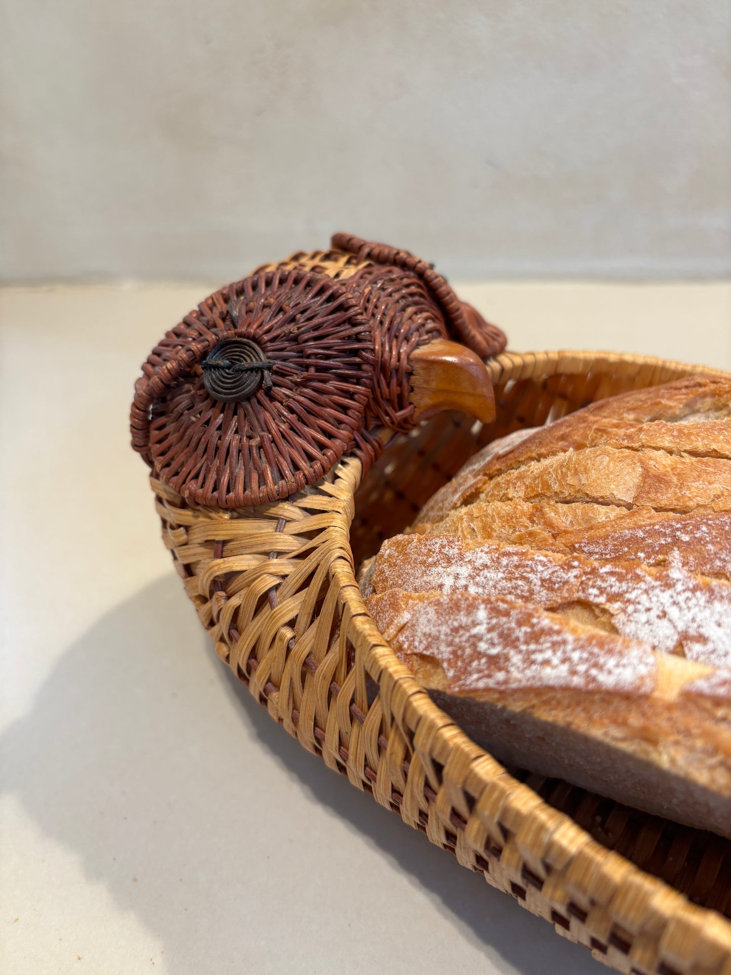 CESTA DE MIMBRE EN FORMA DE BÚHO.