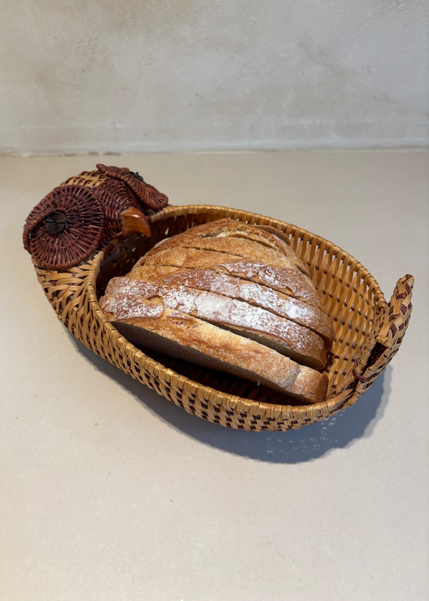 CESTA DE MIMBRE EN FORMA DE BÚHO.