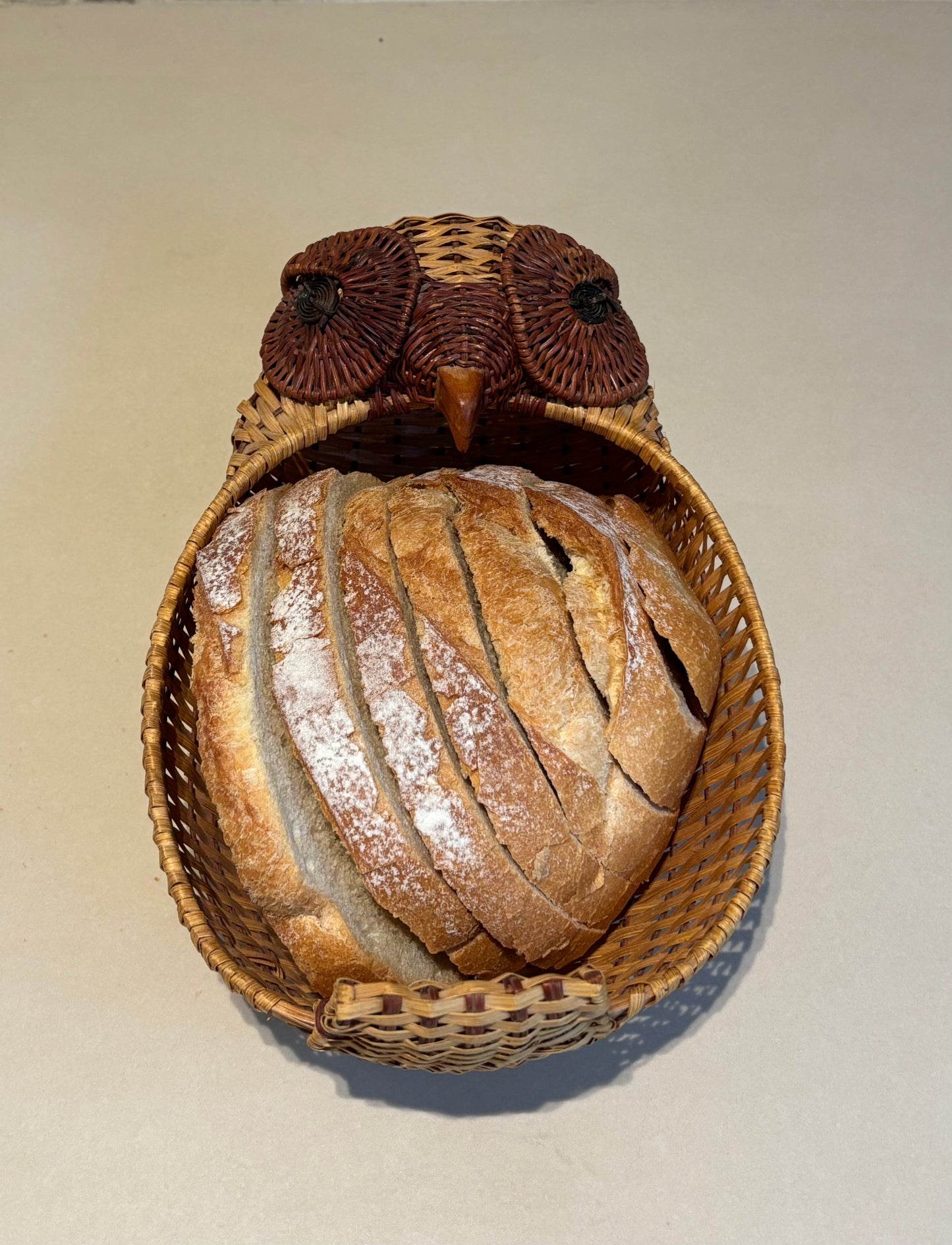 CESTA DE MIMBRE EN FORMA DE BÚHO.