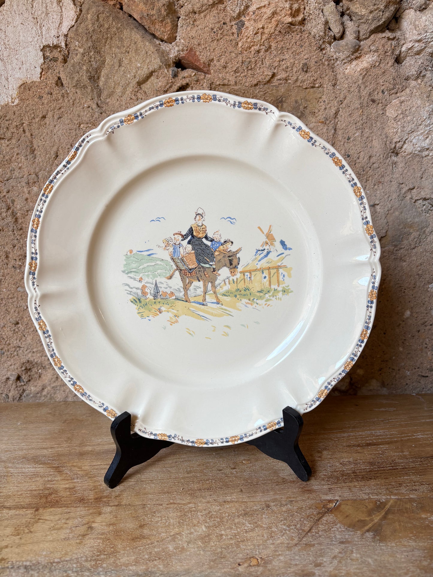 PLATO DE SERVIR  EN CERAMICA SARREGUEMINES.