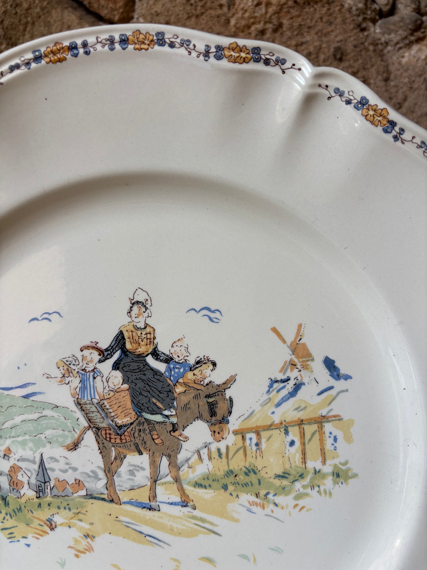 PLATO DE SERVIR  EN CERAMICA SARREGUEMINES.